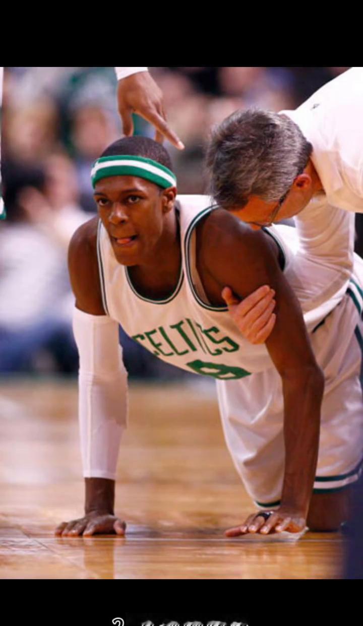 隆多回来了，不是当球员，是来当“球场军师”。
他不喊战术，但看一眼对手的挡拆，就