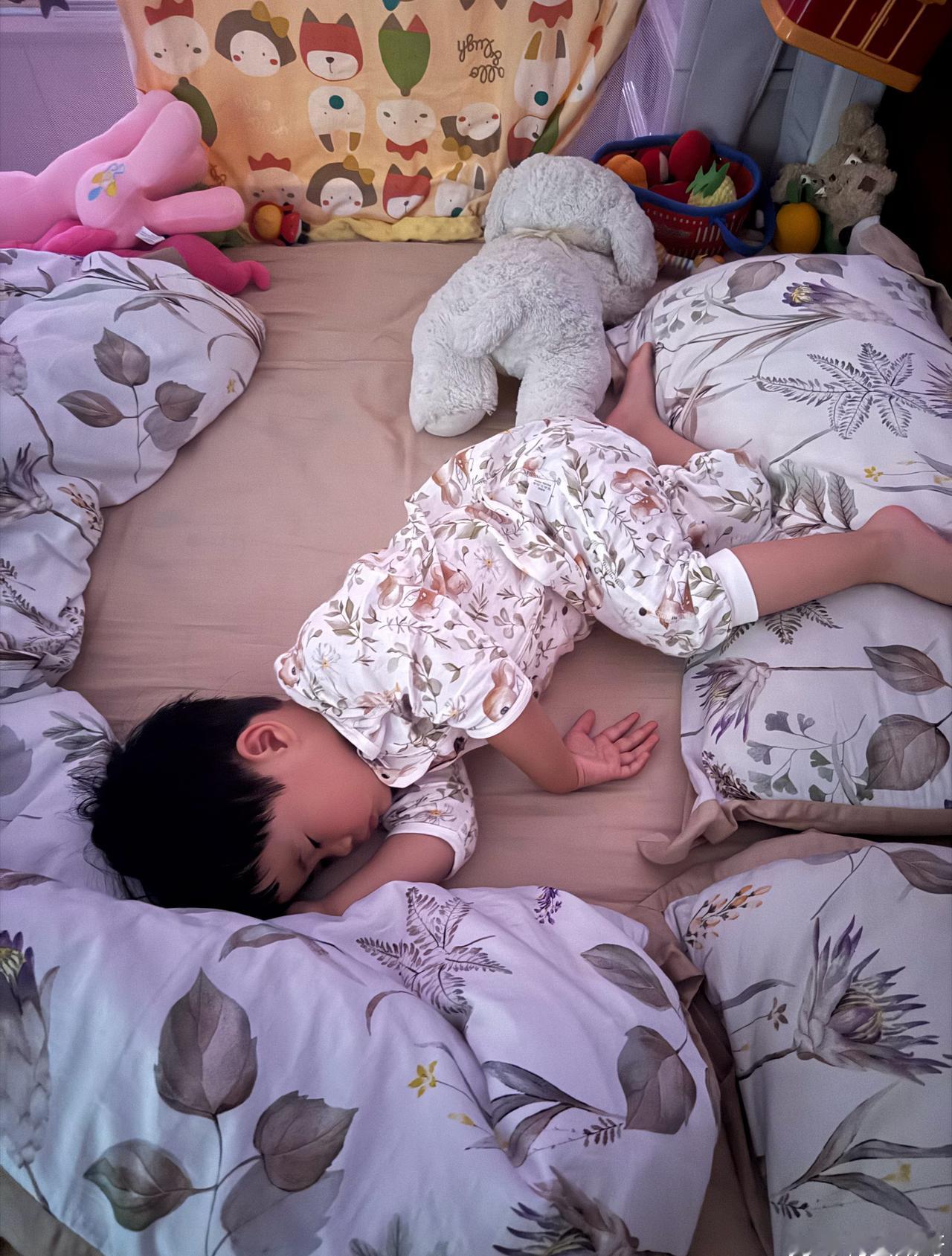 这小妮子
一到周一就起不来
周末想让她多睡会，7点就开始抠你鼻孔


今年5月将