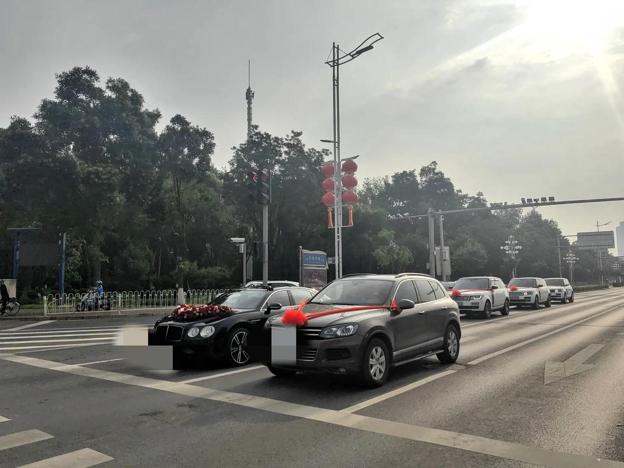 聊聊儿女订婚、送礼、结婚这件事。
刚刚，和大学同学老李打电话问最近干嘛去了，他说