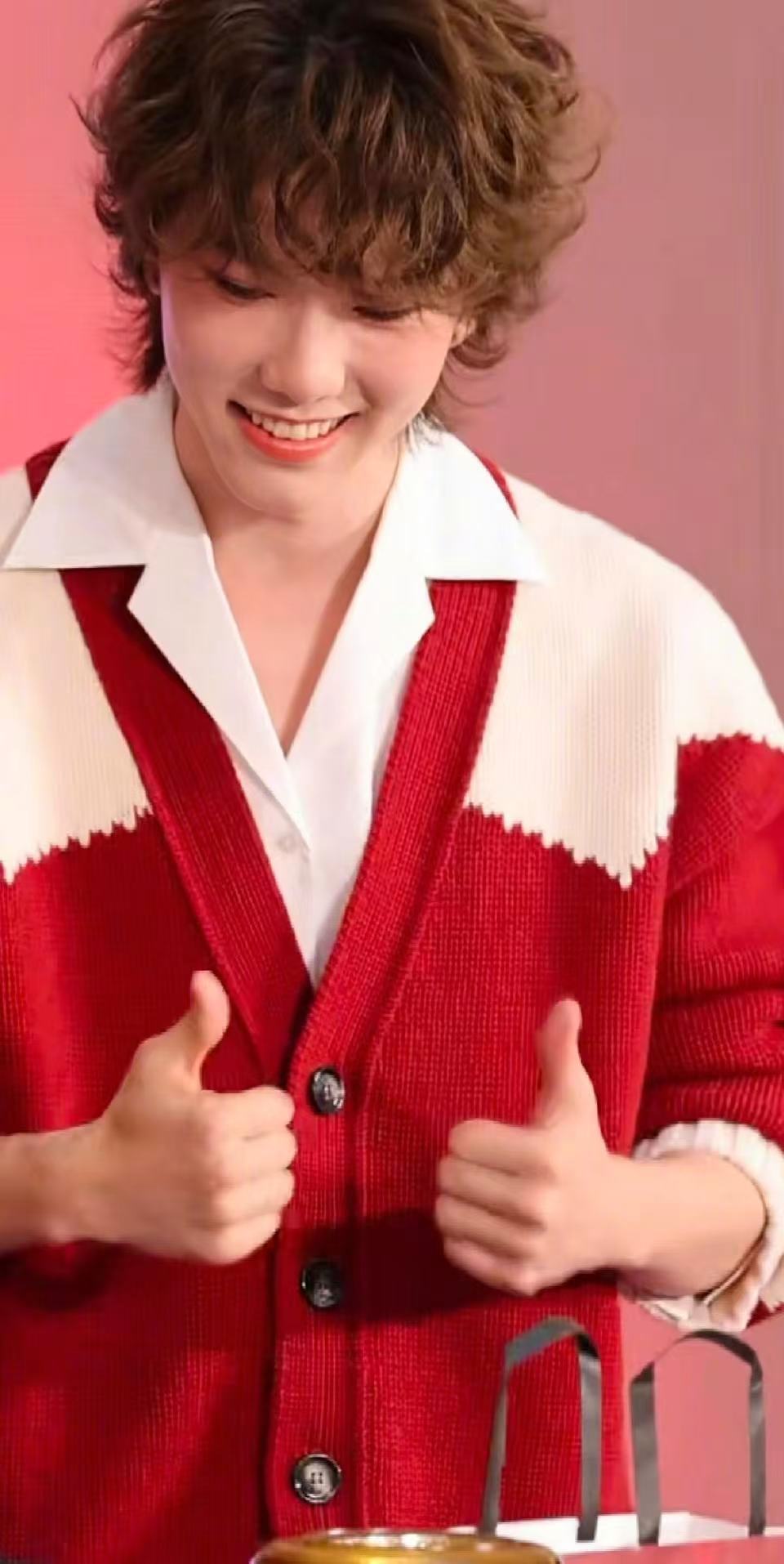 马柏全红毛衣卷发look 马柏全今日活动造型有～卷发好可爱！ 