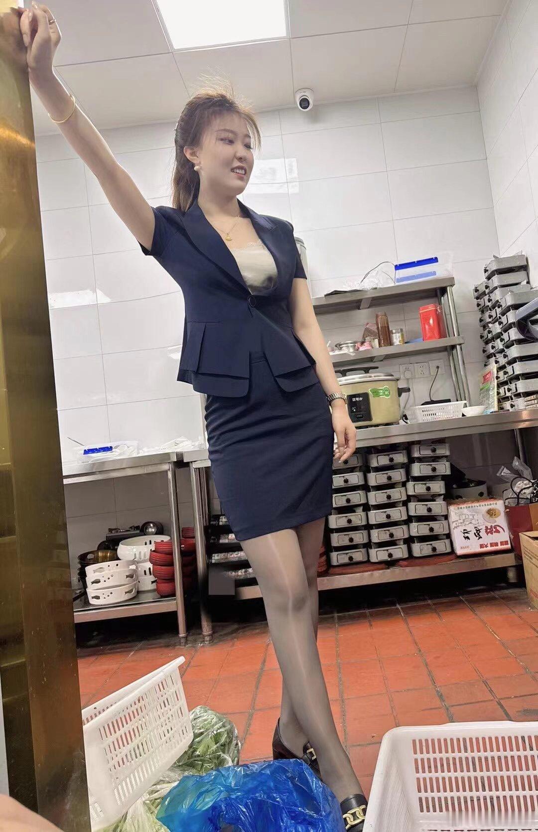 老板娘来后厨帮忙 ​​​