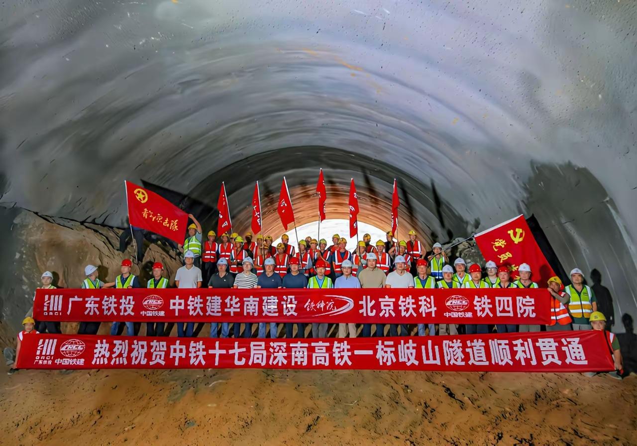 7月28日，深南高铁传来好消息，位于罗定市榃滨镇的岐山隧道顺利贯通。这隧道全长1