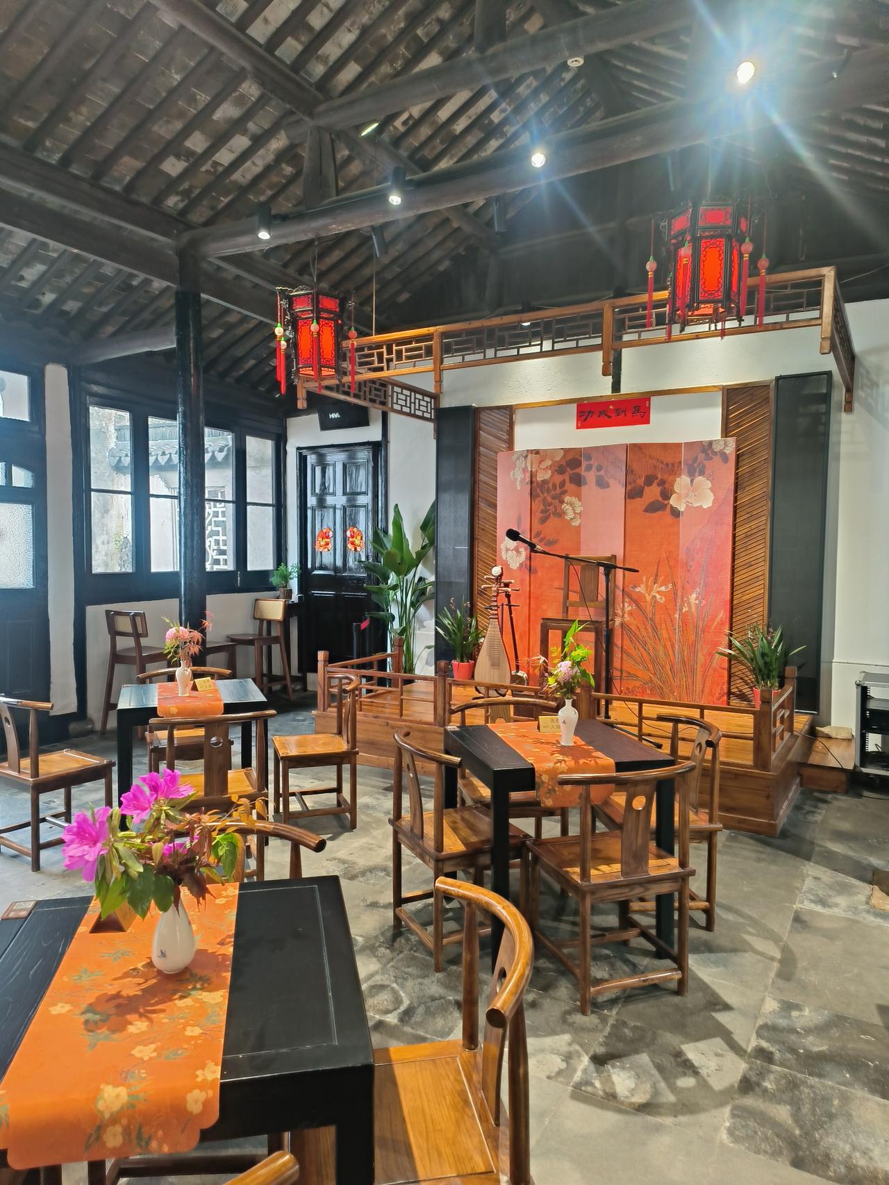 到苏州一定要听评弹，泡一杯茶，一边喝着茶，一边听着评弹，那叫一个惬意，评弹的曲调