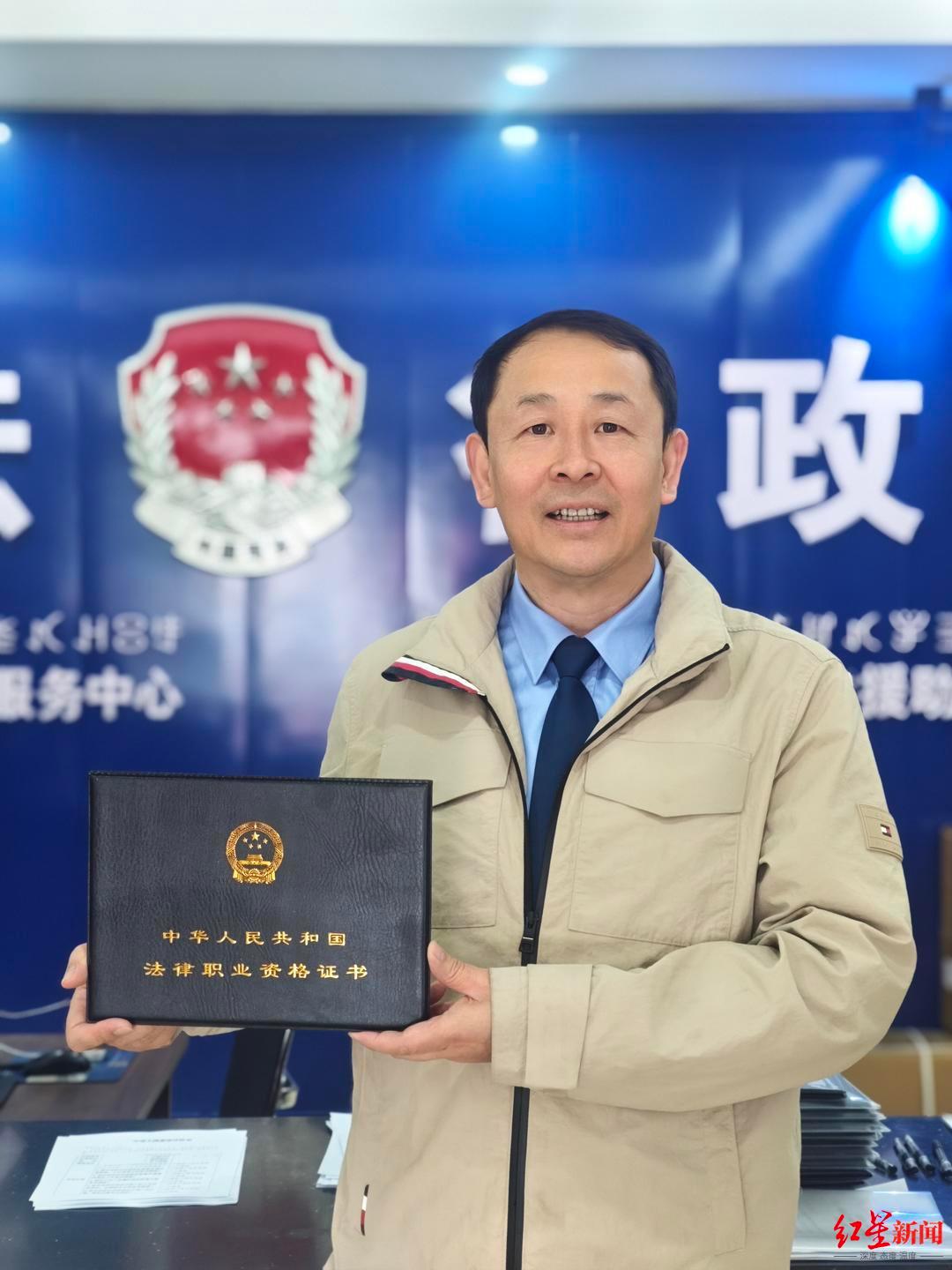 【励志！四川凉山一#60岁驾驶员通过法考#：自考法律专科和本科，退休后计划成为律