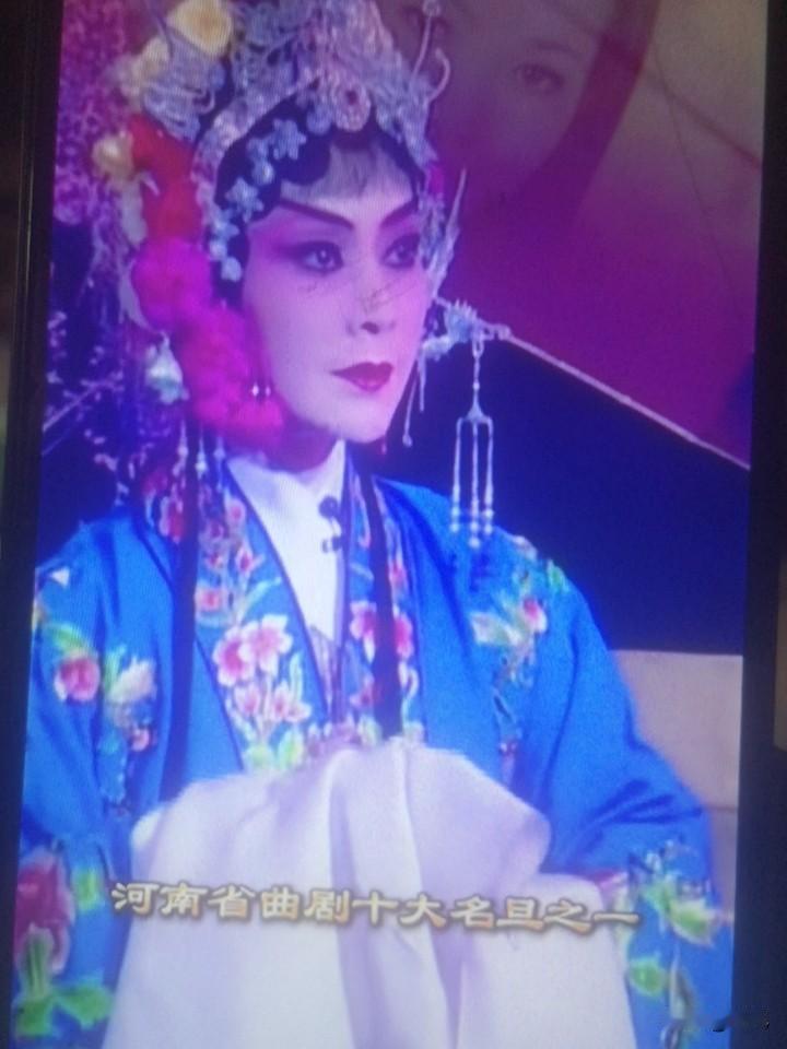刘青，1963 年 9 月生于河南孟州，是河南省曲剧团国家一级演员。1981 年