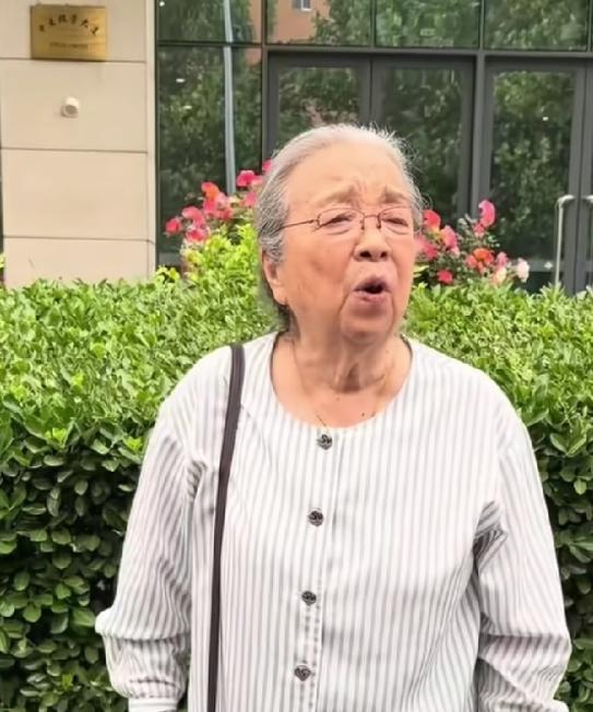 90岁的“容嬷嬷”李明启又被偶遇了！这次她现身菜市场，特意给重孙买好吃的，腿脚利