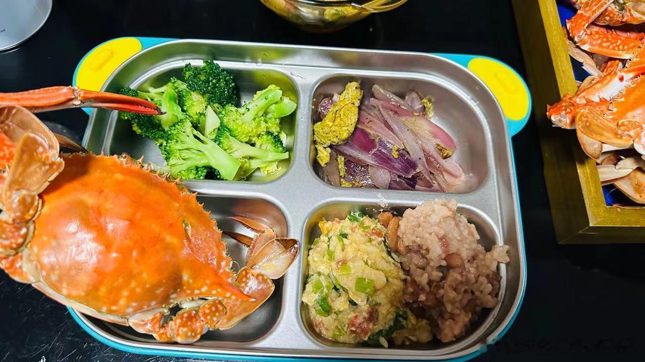 四格营养餐，今天小伙伴们群里的分享，各种四格餐，有早餐也有午餐，有在家吃的也有食