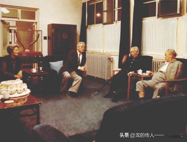 王震、余秋里在荣毅仁家做客。