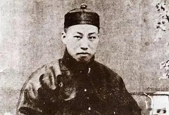 这是1905年，吴樾刺杀满清官员后留下的一张老照片。镜头中的他腹溃肠流，但头颅完