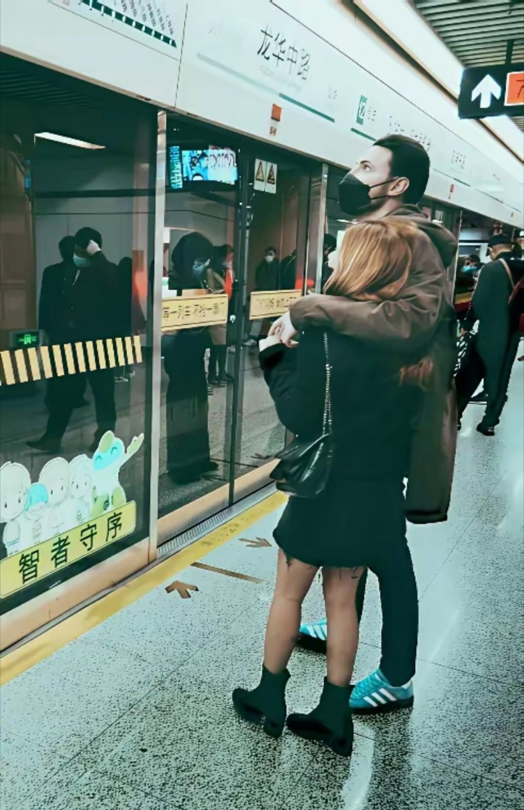 邻家女儿嫁了个洋人，邻家一分彩礼都没拿到，三金也毫无踪影，就连基本的婚礼都没有办