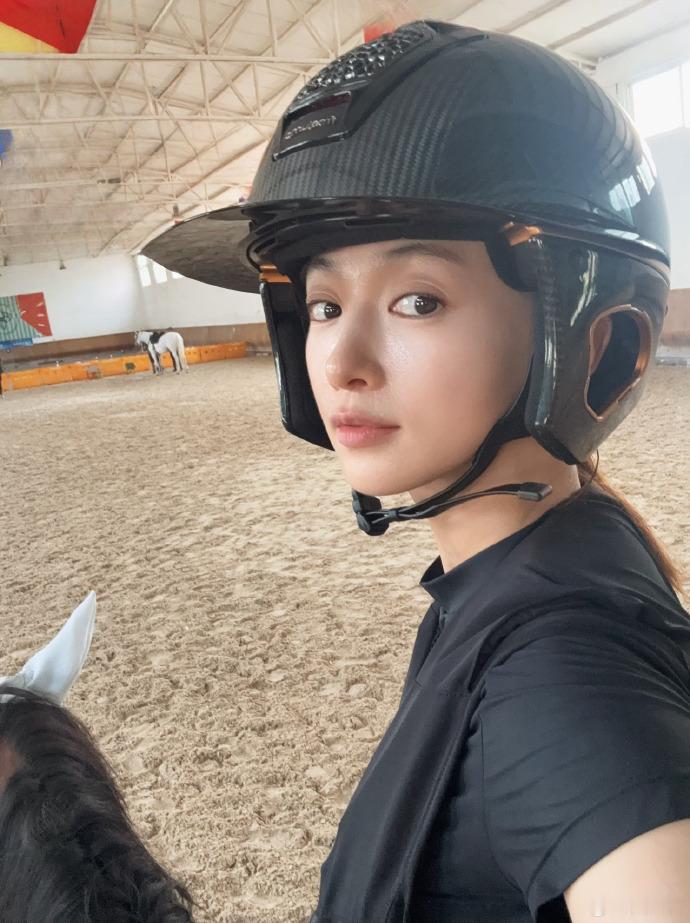 吴谨言 马场里的飒爽女神吴谨言骑马的样子好飒吴谨言骑马照直接美到我！简约穿搭挡不