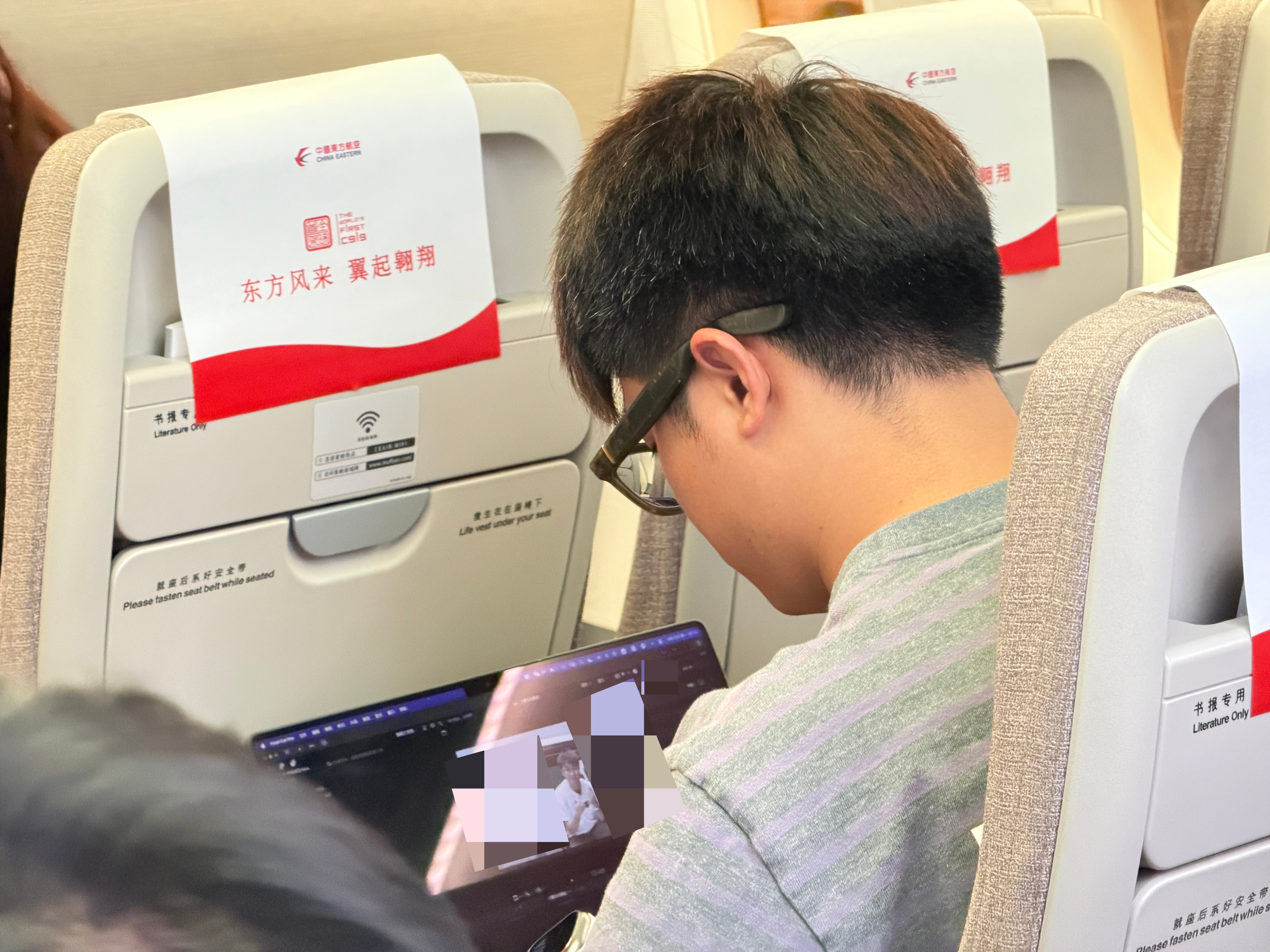 还得肉爸，经济舱里，M5 Max  Macbook都摆不开的经济舱，还要剪片子！