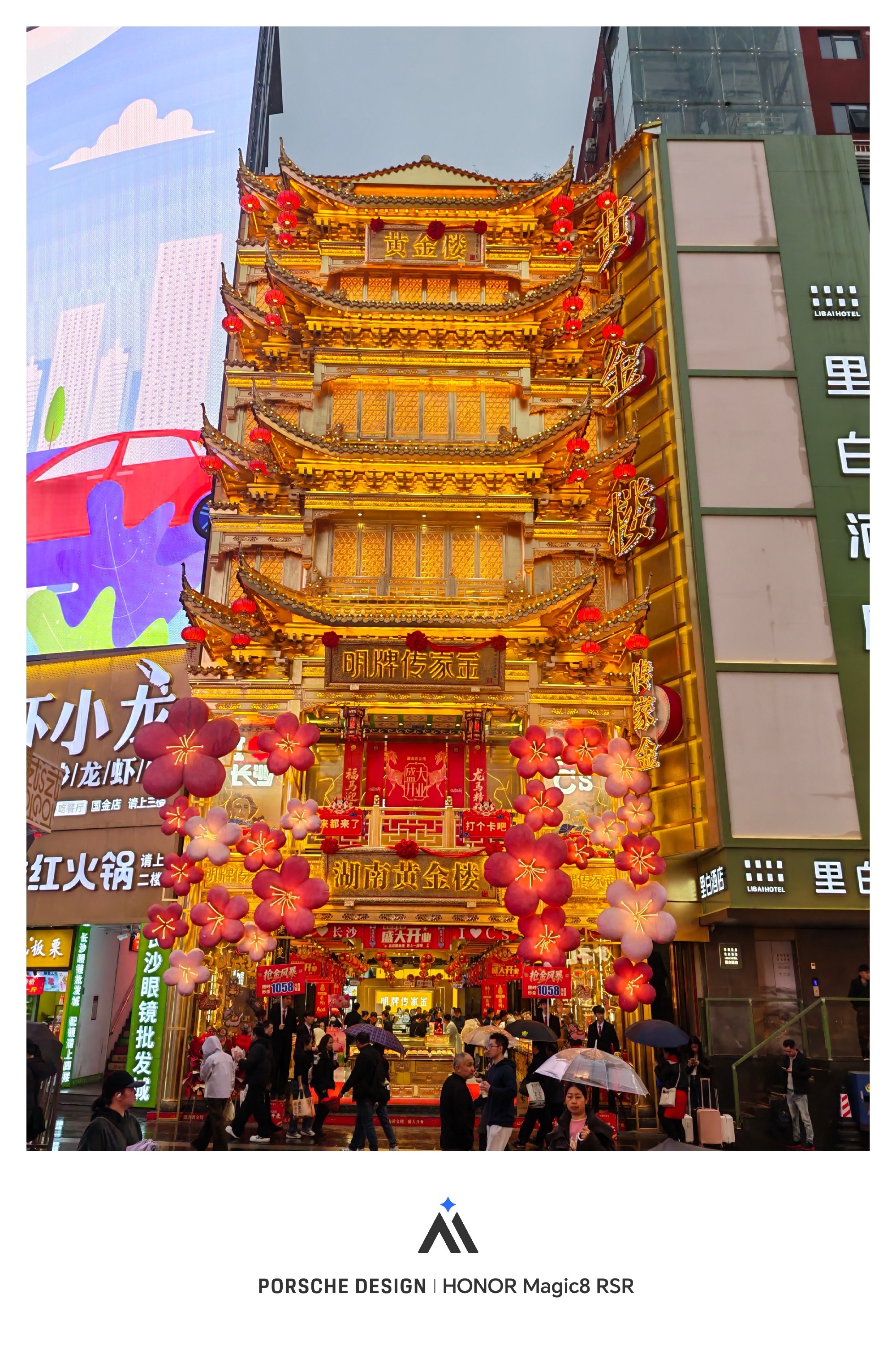 金价大跌没人扫货了昨天逛街的时候看金店里的顾客可真不少，这一波降价挺猛，首饰克金