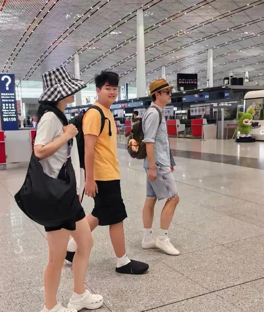 这俩夫妻到底给娃吃了啥？
小鱼儿真的是又高又壮，
再胖下去都变形了，
才12岁身