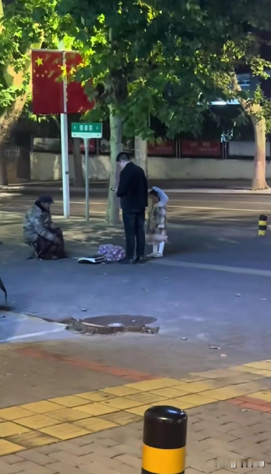 有一天吃过晚饭，天色已黑，在家门口玩着手机，突然一个老人家问隔壁的老板娘要不要豆