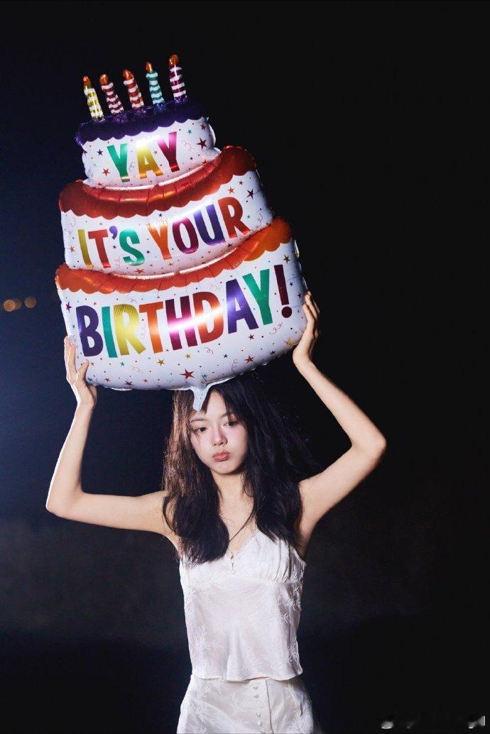 #赵今麦生日照##赵今麦新的一岁依旧热烈努力#赵今麦的生日照超棒，新一岁热烈努力