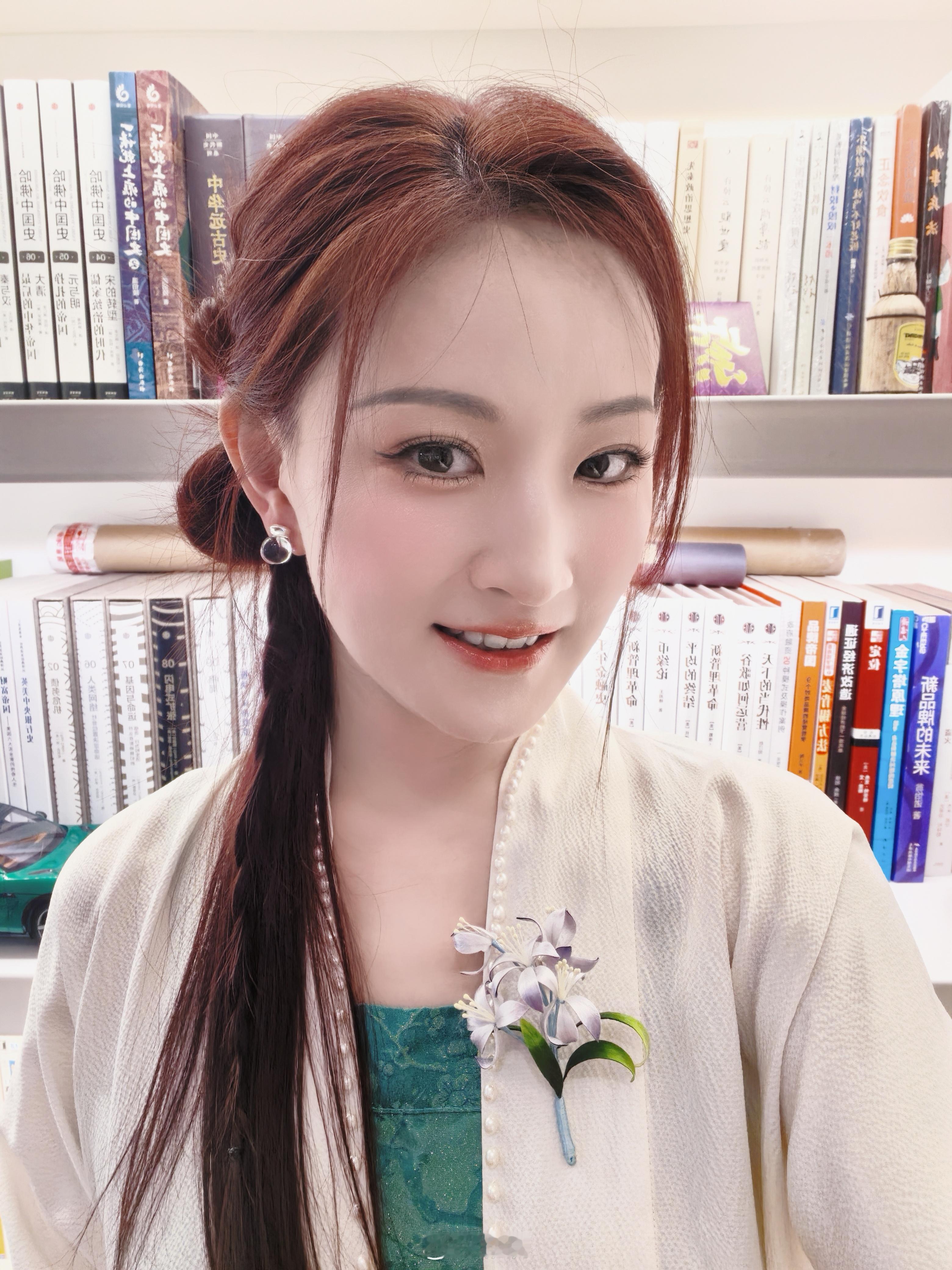 绒花胸针来自于我们家美人的亲表妹刚收到没揣热乎呢就戴上了hhh 