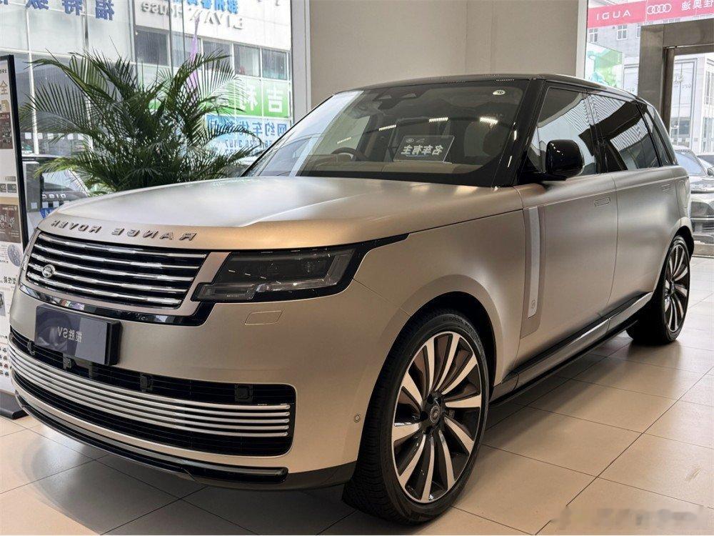 看到台虎王，揽胜SV 尊荣创世加长，指导价335万，跑了一千公里目前卖320多，