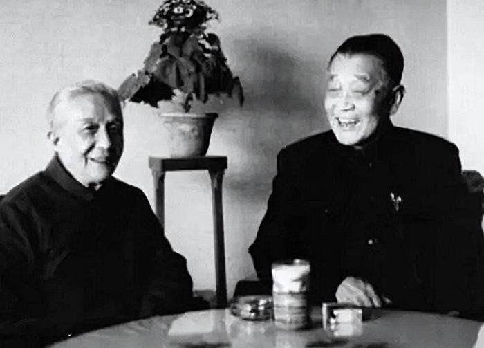 1973年5月8号，杜聿明站在韶山毛主席旧居门前，突然转头对身边工作人员说：“我