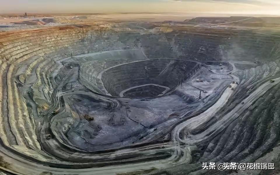 蒙古国最近闹的事，真挺糟心。老百姓堵路，不是冲政府，是冲那个叫力拓的澳大利亚矿企