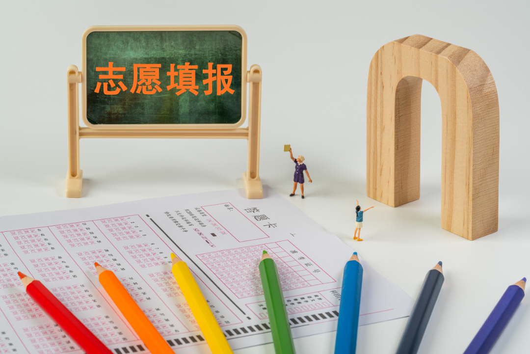 考场弟妹提笔答题，哥姐在屏幕前狂刷近三年投档数据，冲稳保排了一遍又一遍，当哥姐哪