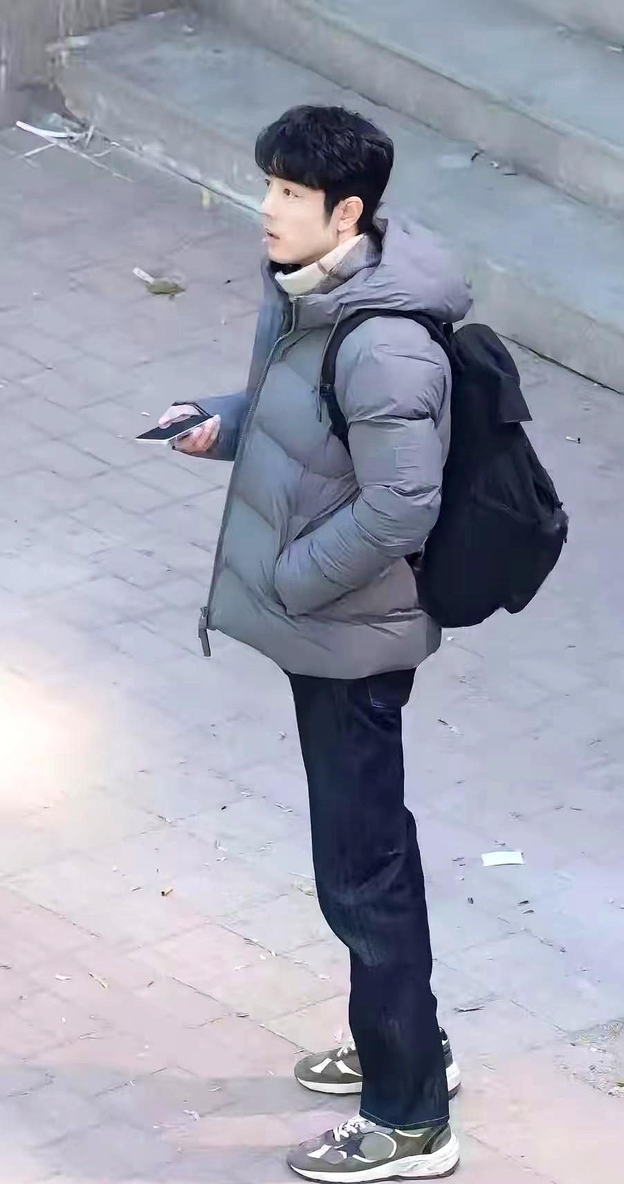 羽绒服路透一出，全网妈粉集体心疼：肖战到底冷不冷？

横店夜里零下六度，他裹着长