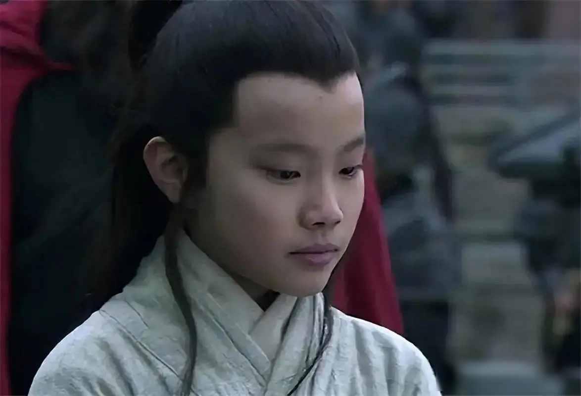 公元208年，13岁的曹冲病逝，他的好友周不疑悼念后离开。曹操吩咐手下：“去把这