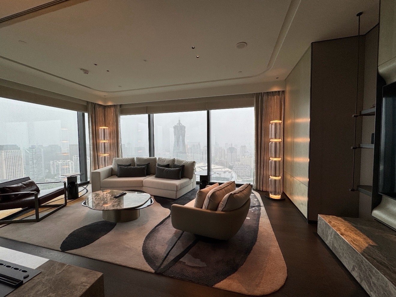 建议住五星酒店带行李箱，这种是都包含到房费里的了，拿走倒是不羡慕…前两天刷到一个