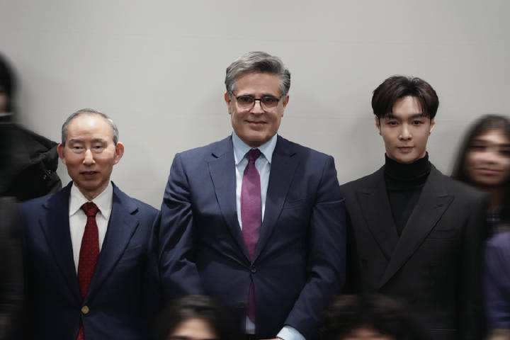 妈呀！是哪位青年艺人出席外交场合、参与文化交流活动。是根正苗红、坚持文化创新、参