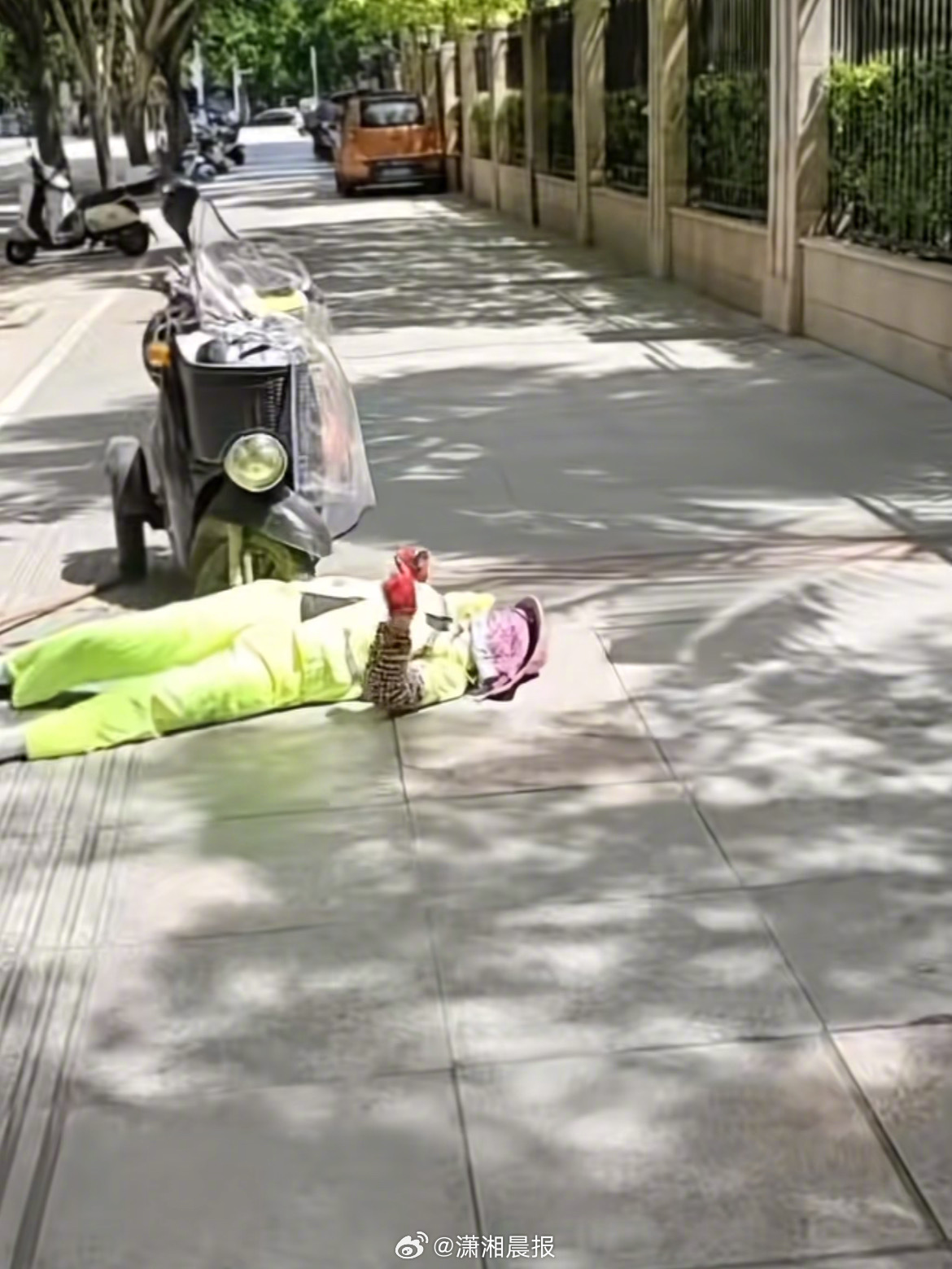 【#环卫阿姨中暑抽搐路人喂藿香正气水#】#当地称环卫工中暑后已调整作业时间#7月