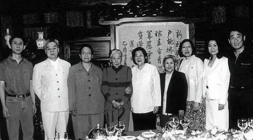 2004年，83岁的王光美把儿子刘源叫到面前：“去安排一下，和毛伯伯家的后人聚一