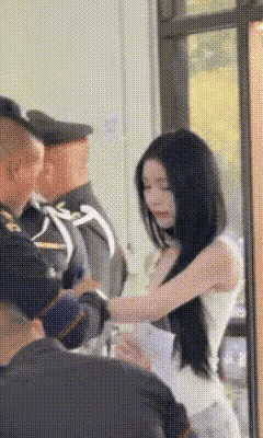 这么漂亮的小姐姐也要入伍了