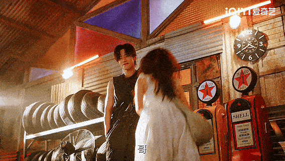 双轨前八集最好嗑的一个镜头网剧双轨 自然挂的糖才最杀我！姜暮赖床暗示蹭车，靳朝温