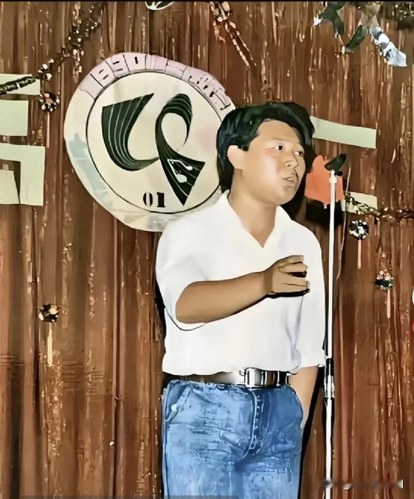 上世纪90年代，十七岁的郭德纲舞台表演。
不吃苦中苦，难做人上人。郭德纲下功夫了