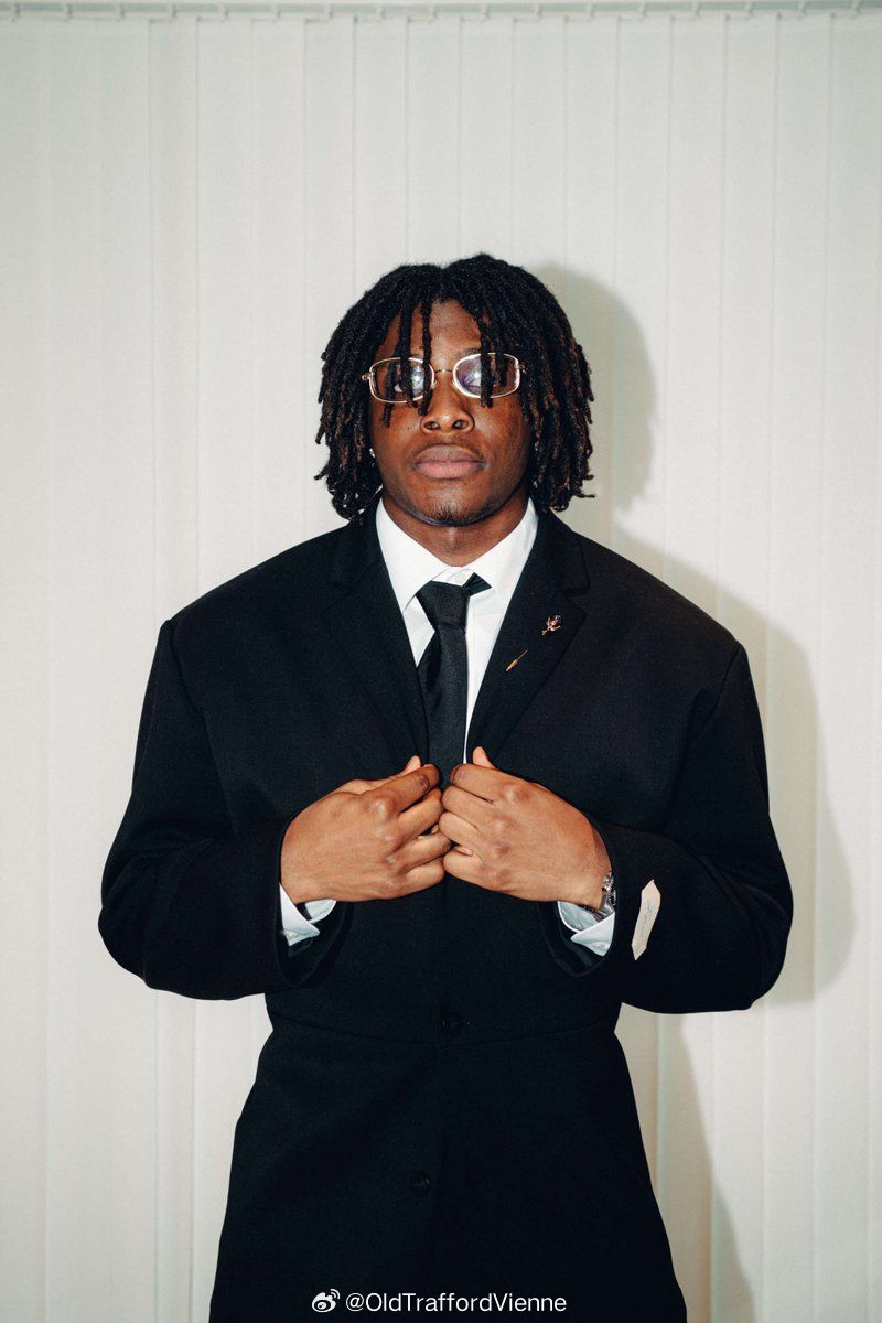 多尔古：走红毯的样子 