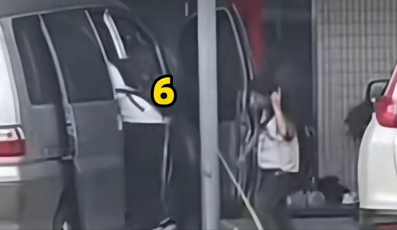 广东潮州出了一件让人后怕的事。据潮州警方通报，一辆核载 7 人的商务车，硬生生塞