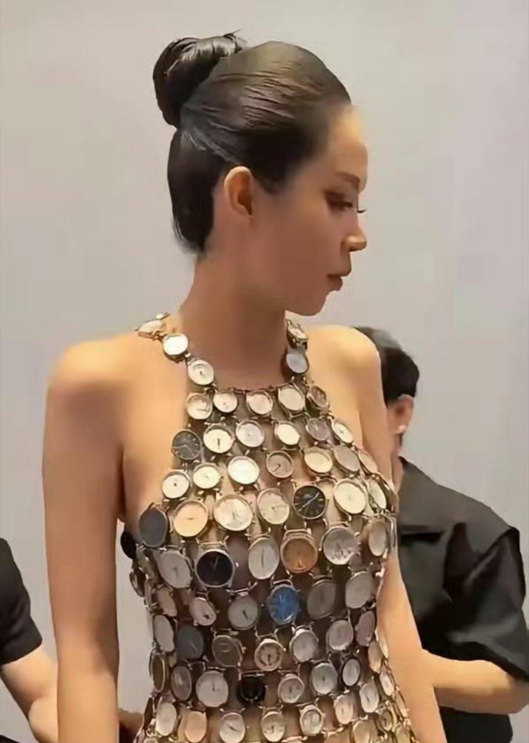 这个设计很别致，设计师是个人才！给衣服起个什么名字才搭配的？ ​​​
