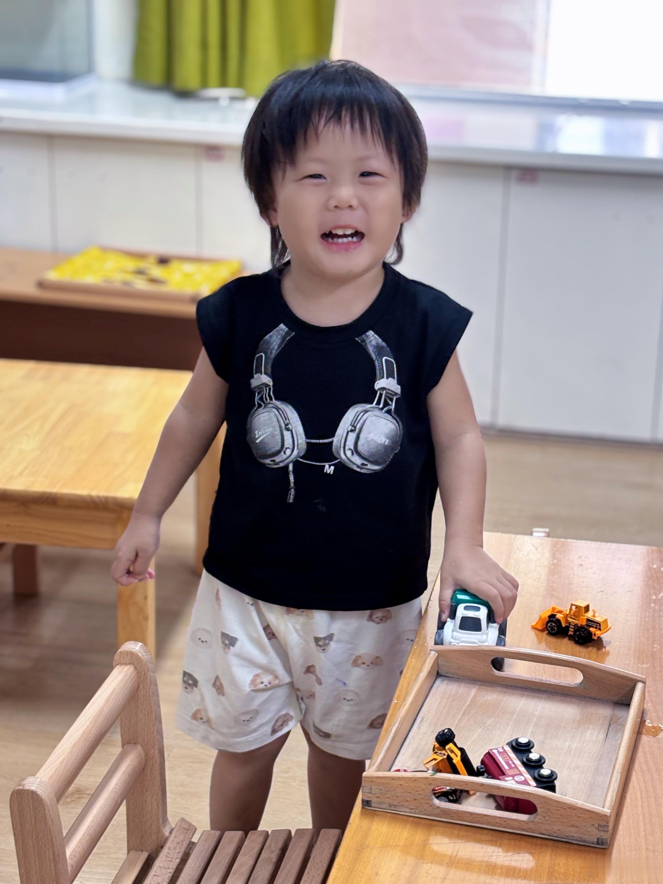老屁新学期的第一天。我感觉那个大只一点的更适合去上托班，李小屁应该去上小学。亲子