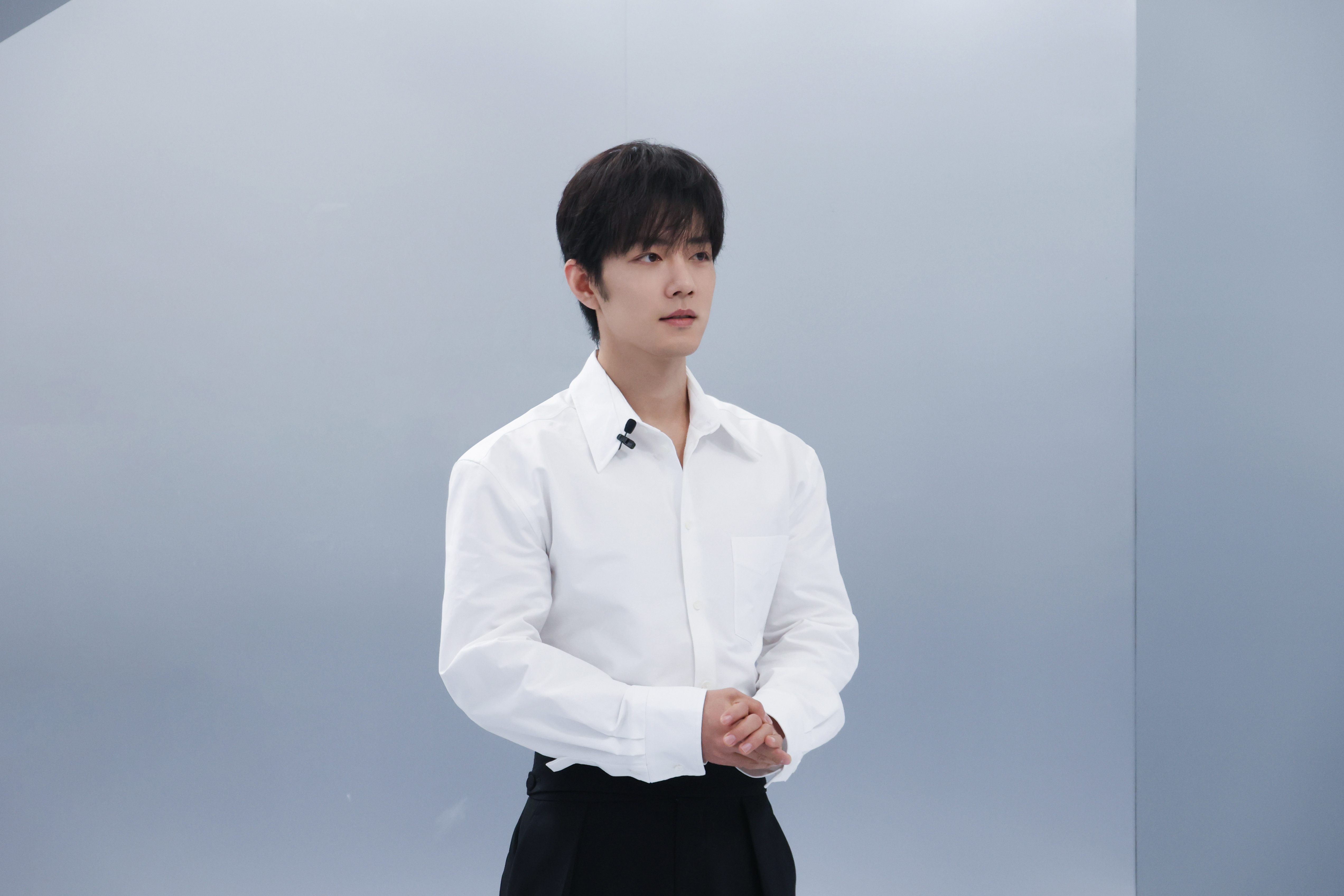 肖战今晚品牌直播出图，顺毛看起来好乖好善良啊期待直播 