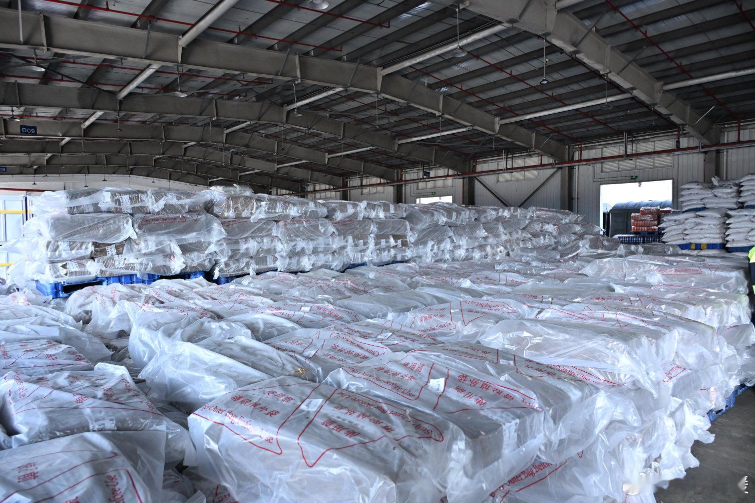 5.中老铁路上的经济密码货运场站的现代化升级，让大宗商品与特色产品得以高效集散。