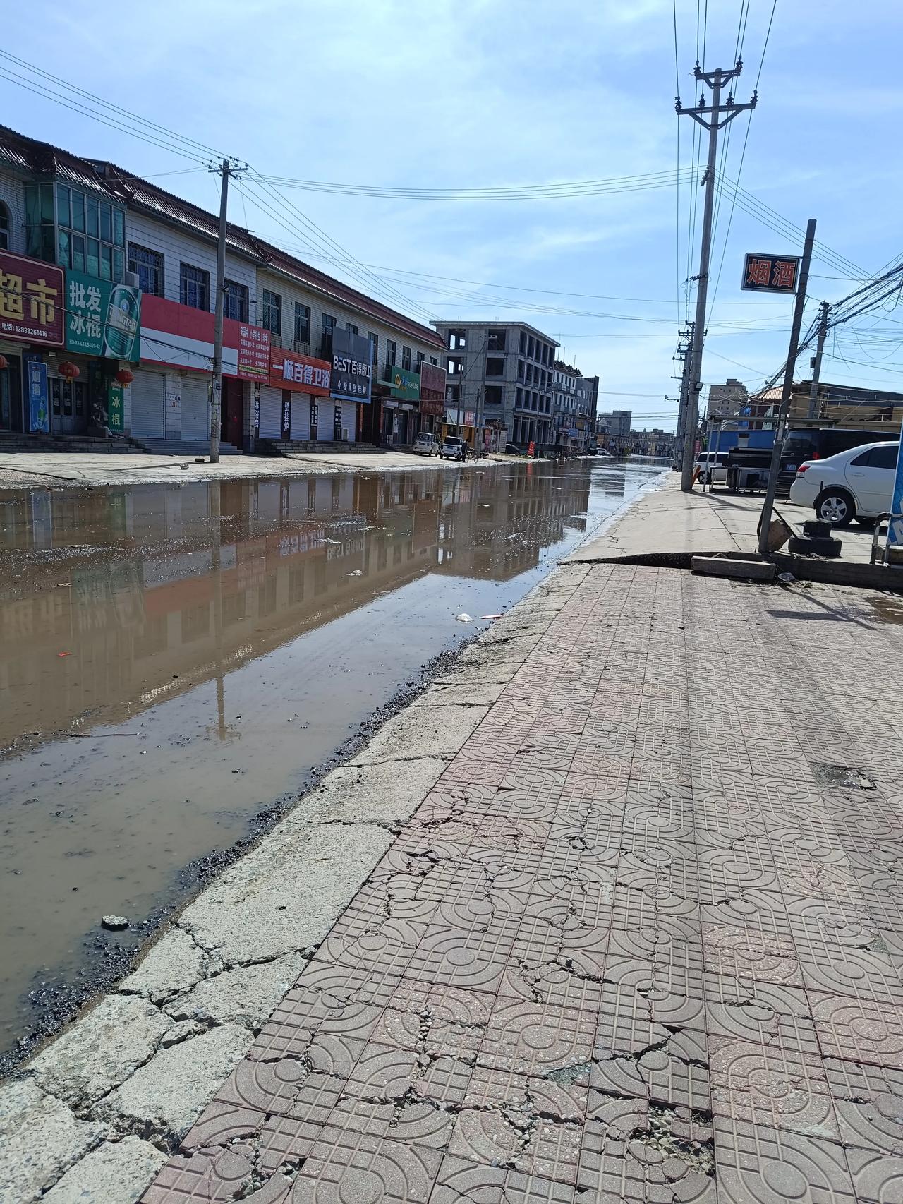 河北保定某地方雨后出行，根本没法走啊，除非是猛禽那种大高车才能通行，像别的车根本
