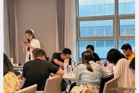上午面试约了一个38岁的二胎宝妈，发现最近在两家公司供职都没超过2年，就问了一下