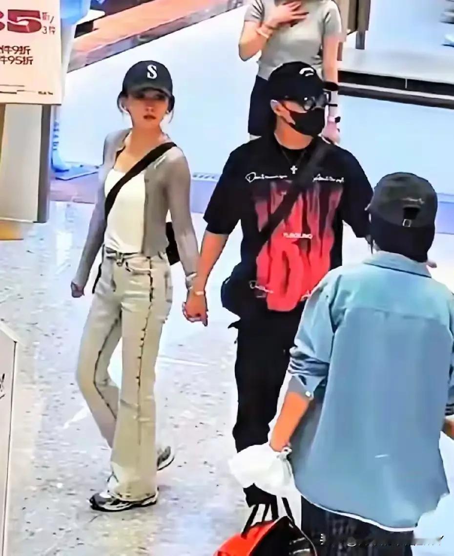 汪峰这是拯救过银河系吗？


学业上，他从中央音乐学院小提琴专业毕业。那可是艺术