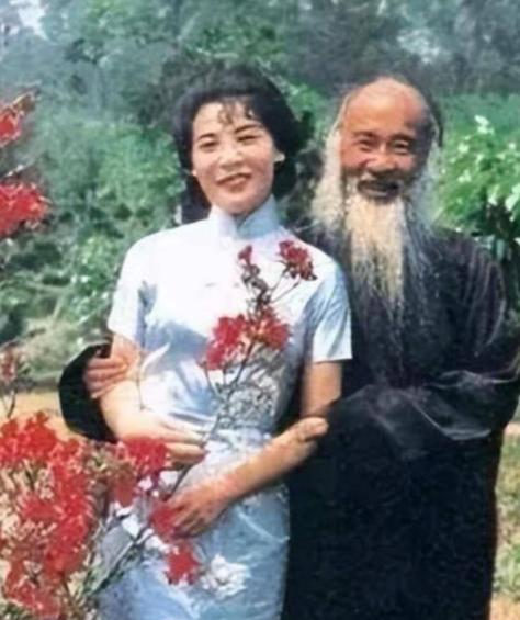 1945年，张大千收了个16岁的女徒弟。结果女徒弟画技还没进步，肚子先大了，她找