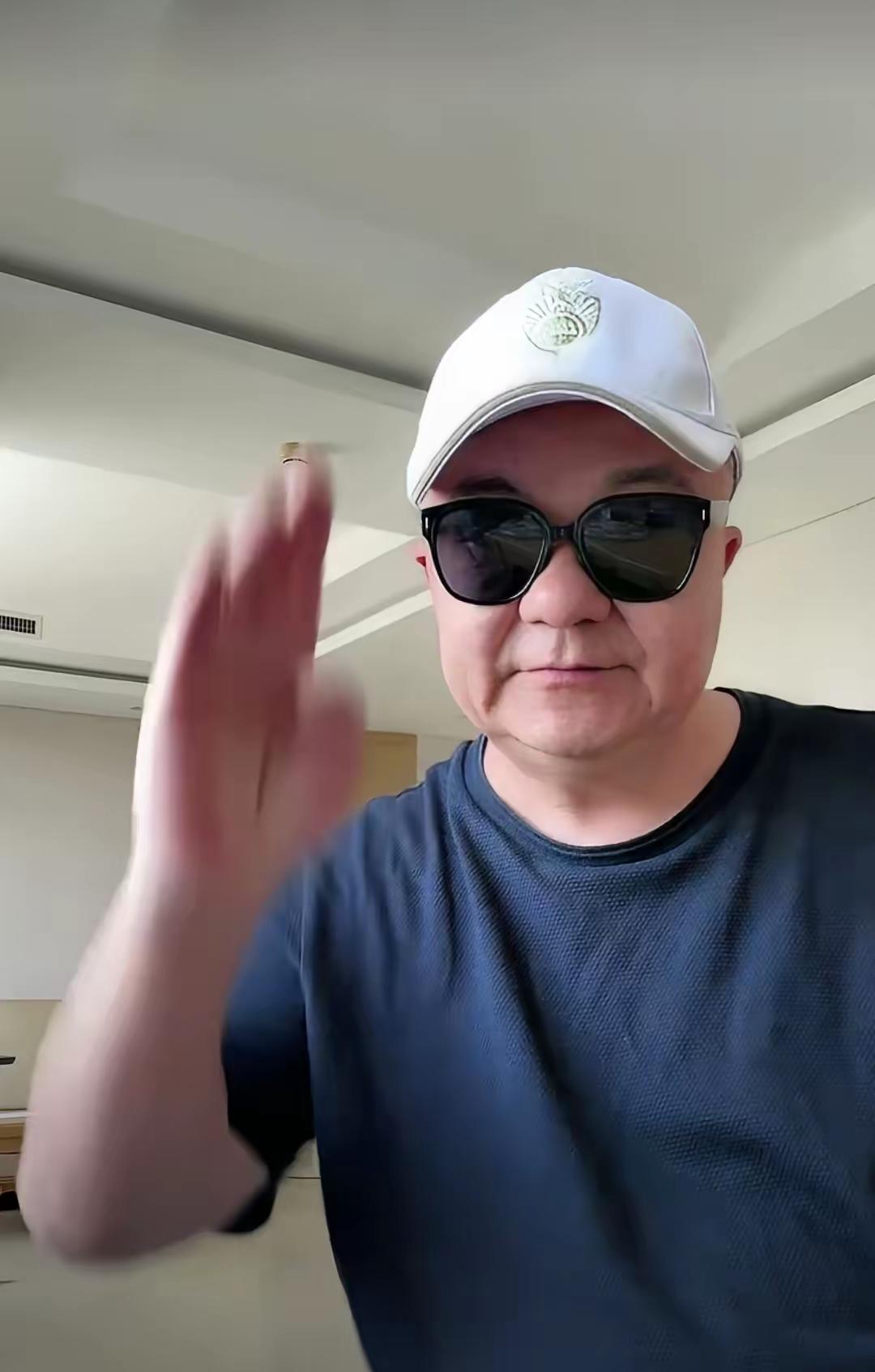 董路拒绝品牌商跟自己个人合作
​董路在直播间说：
阿什利塔也是我们的资助者，也是