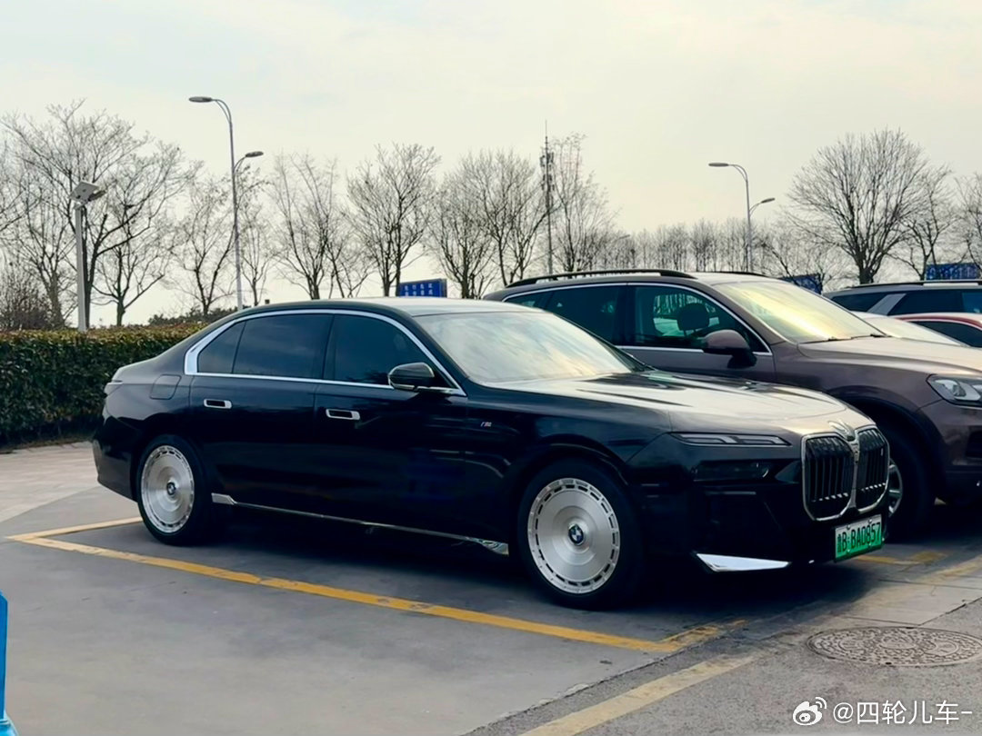 汽车  实拍宝马7系配大饼轮毂，我怎么产生一种像劳斯莱斯的幻觉了呢。宝马宝马7系