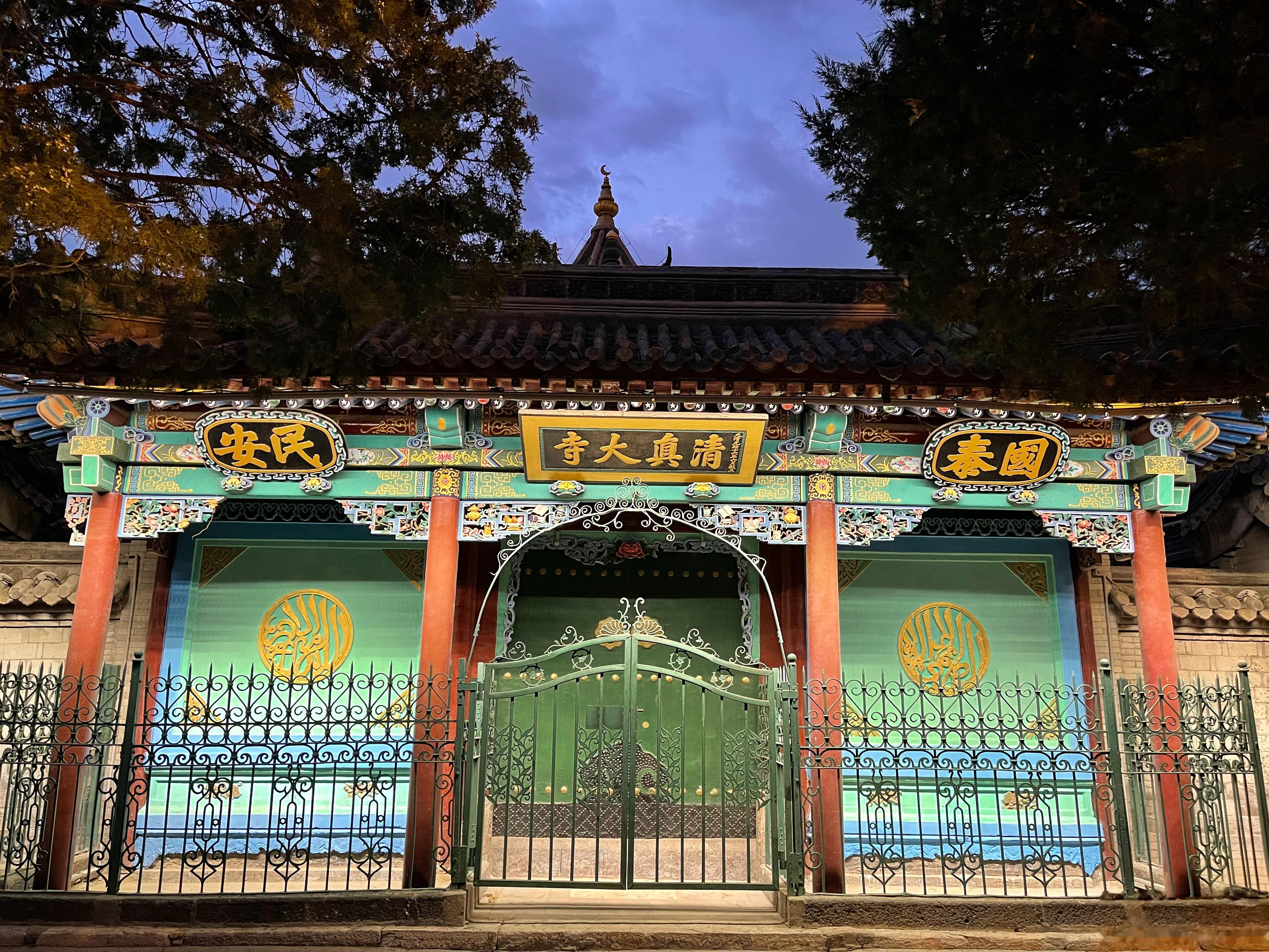 晚饭后散个步。  ​​​