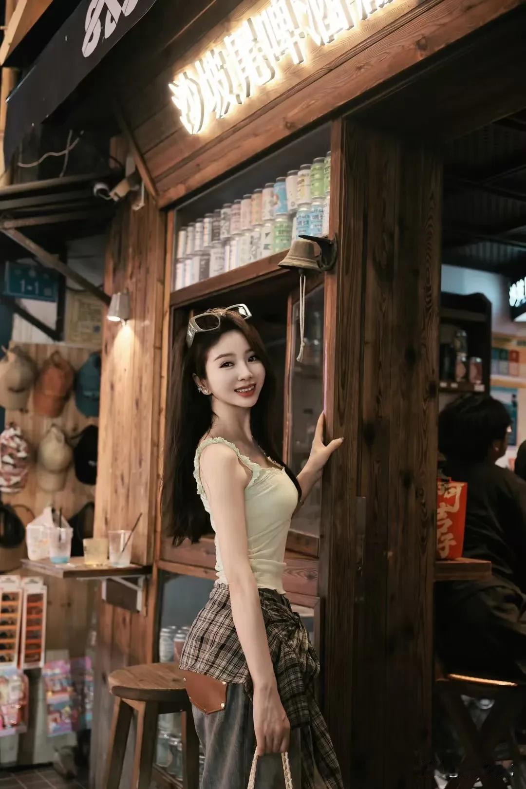 海风酿琥珀，麦香吻晚霞，
打卡网红地沙坡尾啤酒厂，
美酒一杯，醉落星河与旧梦。