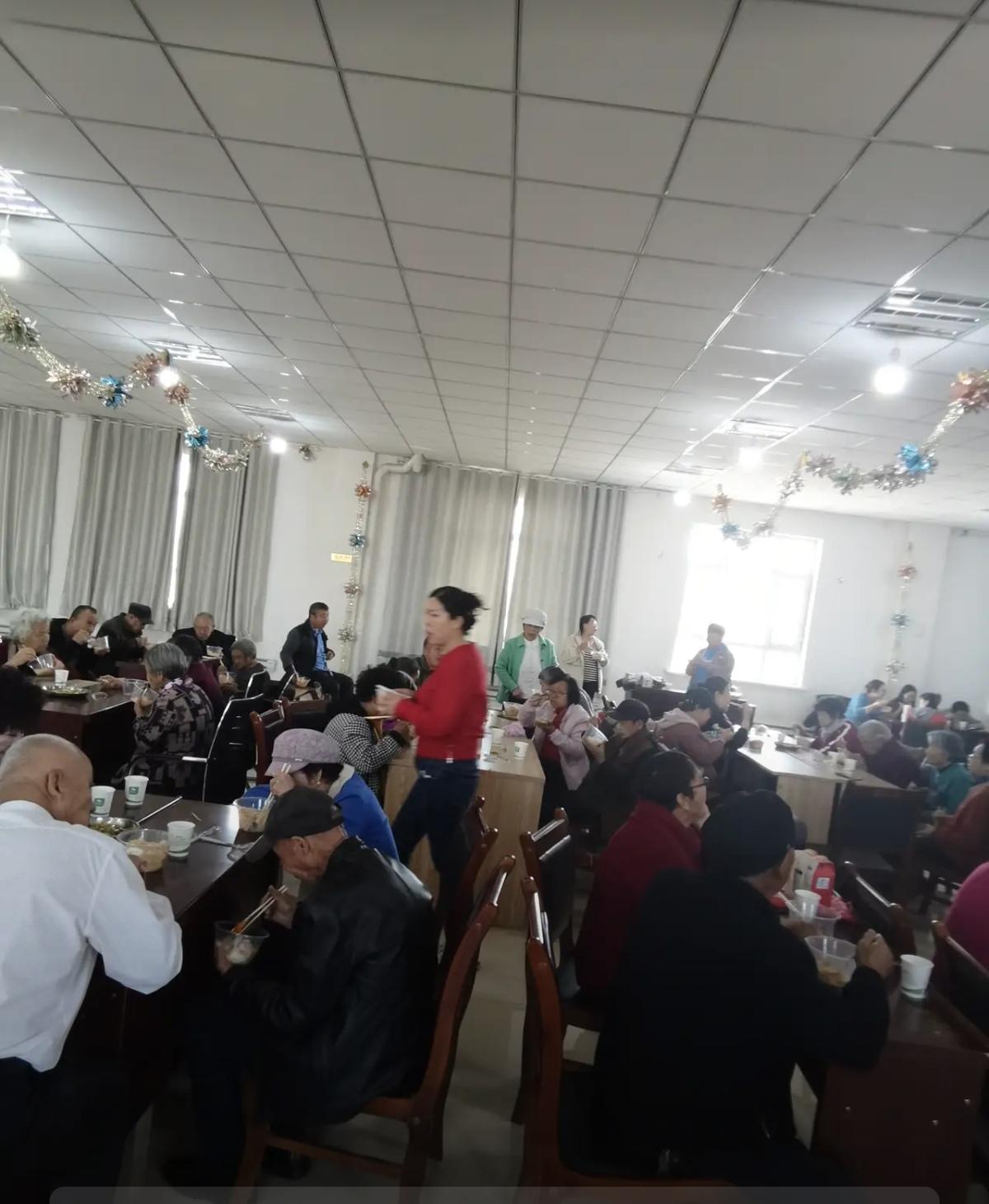 老年人，白吃白拿不能太过分
前天是重阳节，我满六十岁了，社区邀请我们去参加慰问活