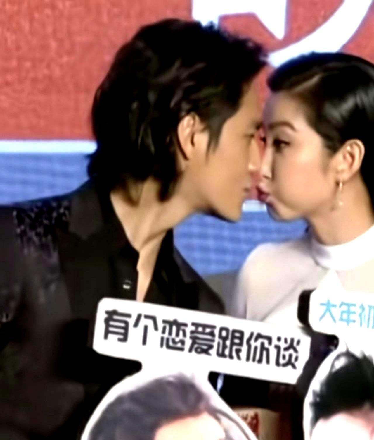 台上亲到观众尖叫
 
2015年《钟馗伏魔》首映，李冰冰抱着陈坤大腿连亲三下，陈